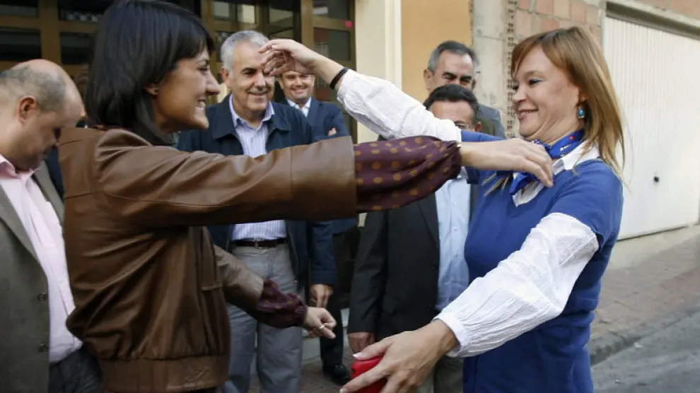 La ministra de Sanidad, Leire Pajín (d), saluda a la candidata nº1 al Congreso por el PSRM-PSOE, María González