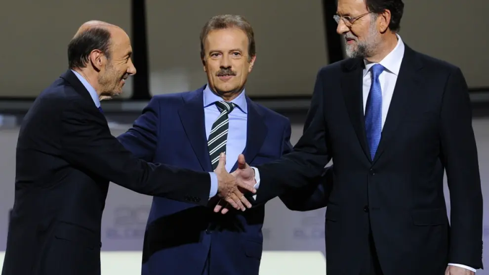 Rajoy y Rubalcaba se estrechan la mano al comienzo del 'cara a cara'
