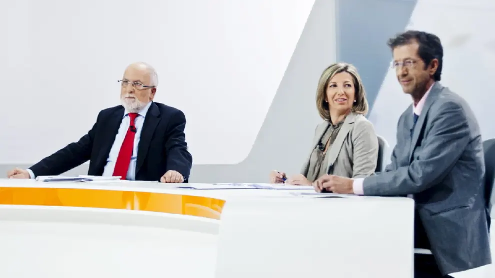 De izda. a dcha., Víctor Morlán, Blanca Puyuelo y Luis Lax, minutos antes de empezar el debate.