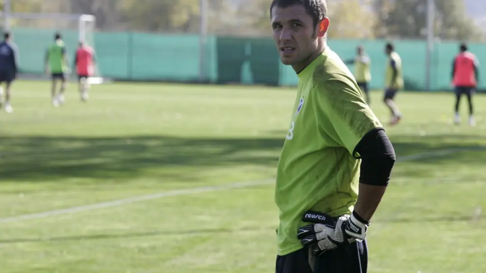 Luis García, ayer, en su primer entrenamiento con el Huesca, en el campo del Instituto Montearagón.
