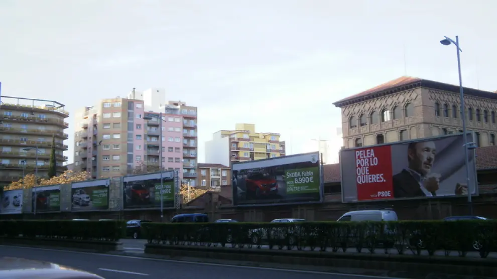 Vallas publicitarias en la avenida del Tenor Fleta de Zaragoza