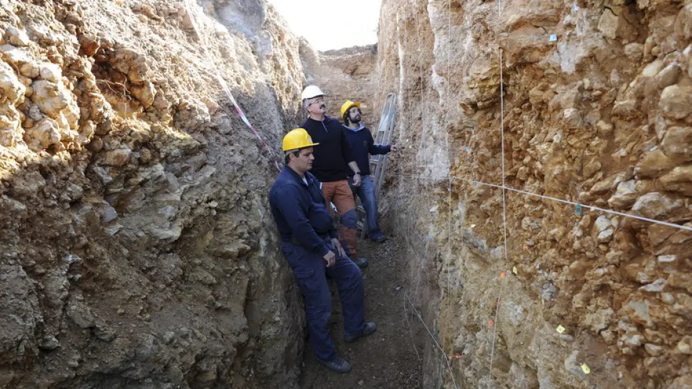 Los geólogos estudian una de las zanjas abiertas en la zona del Polígono Pinilla de Teruel