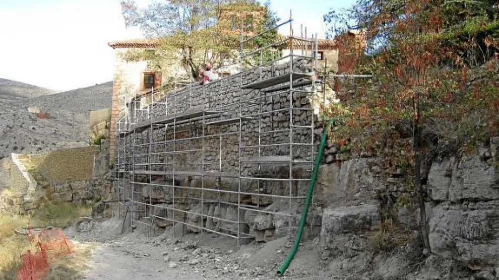 Trabajos de restauración de uno de los tramos más antiguos de las murallas de Albarracín.