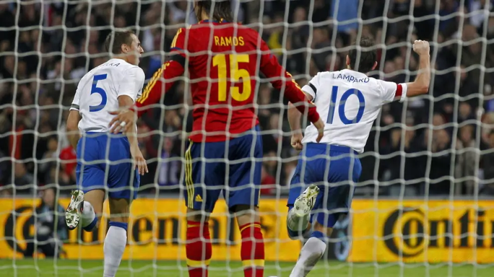 Lampard celebra el gol ante la mirada de Ramos