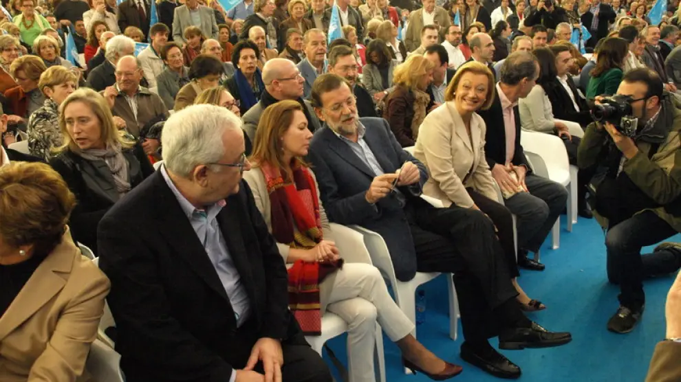 Mariano Rajoy, junto a su esposa, y Luisa Fernanda Rudi, escucha a Eloy Suárez