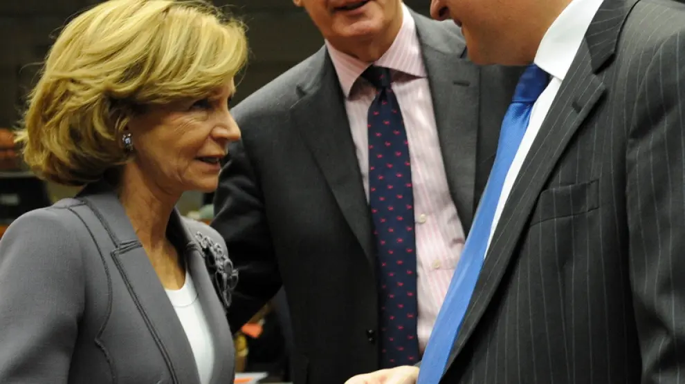 Michel Barnier junto a Elena Salgado