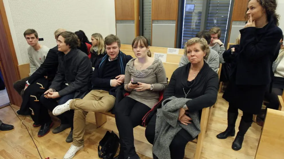 Algunas de las víctimas esperan el comienzo de la vista pública en el tribunal de Oslo