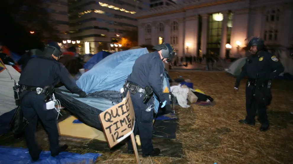 La policía desaloja a los indignados de Occupy Wall Street