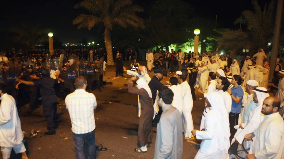 Protesta frente al Parmaneto kuwaití