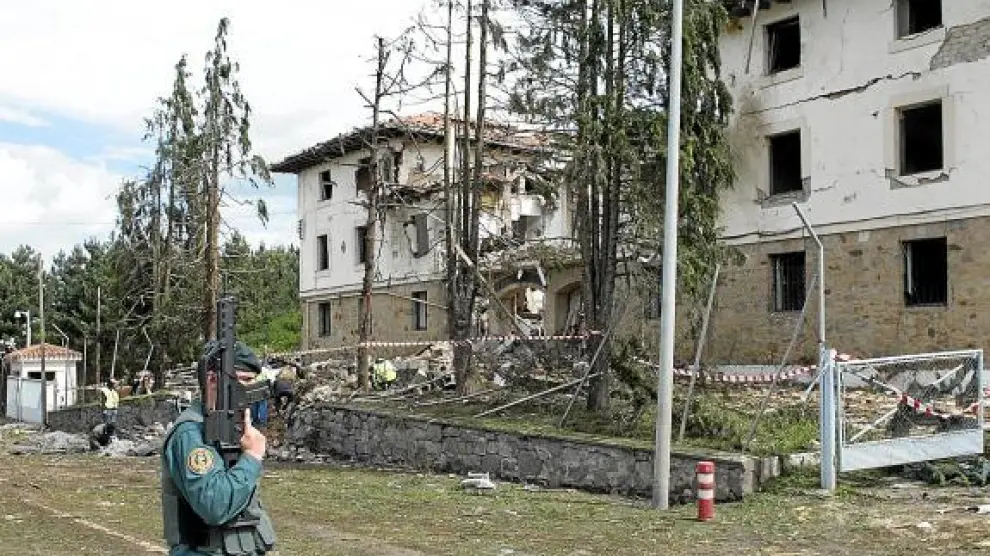 Imagen del estado en que quedó la casa cuartel de la Guardia Civil de Legutiano.