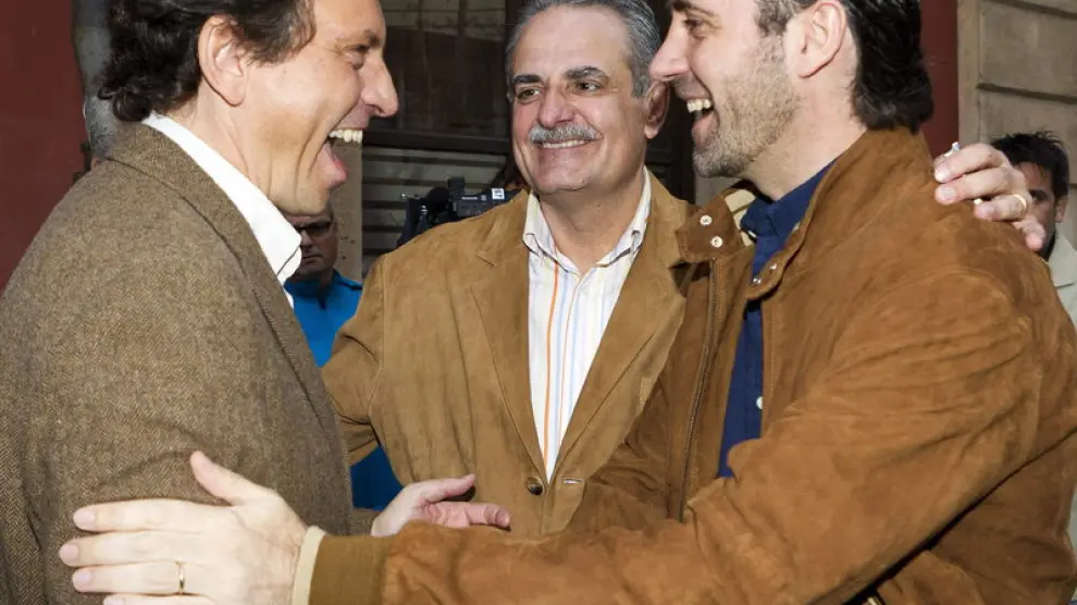 El presidente del PP balear y del Govern autonómico, José Ramón Bauzá (d) junto al alcalde de Palma Mateu Isern (i), el candidato al Congreso del PP, Miquel Ramis
