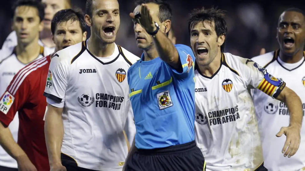 Los jugadores valencianistas protestan una decisión arbitral