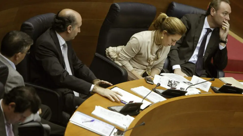 Alberto Cabra (d), durante el pleno de las cortes de Valencia que ha debatido la presentacion de un recurso de inconstitucionalidad contra la retirada del Plan Hidrológico