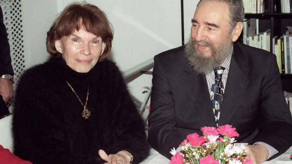 Danielle Mitterrand en una foto de archivo junto a Fidel Castro
