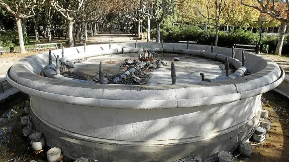 La fuente del parque de Miguel Servet está inservible desde 2006 por la inclinación del vaso.