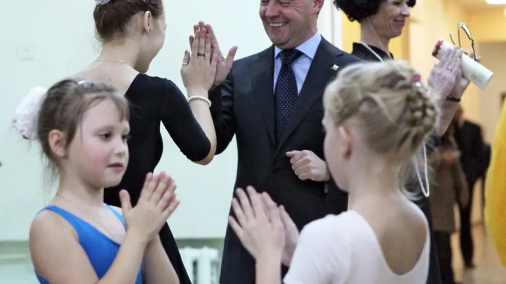 Medvedev juega con unas bailarinas durante una visita a un centro de arte joven