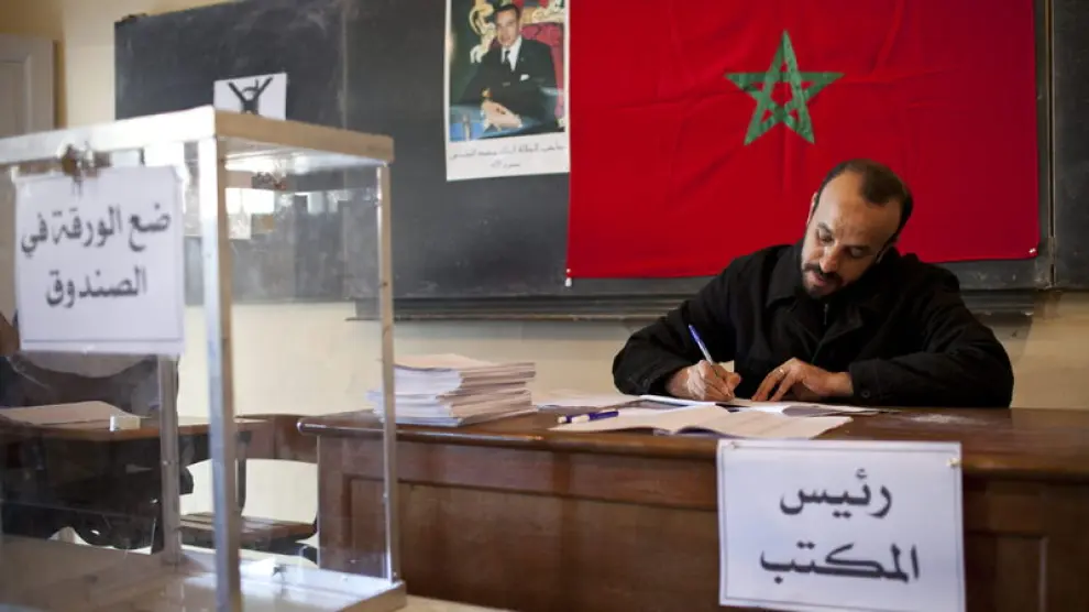 Un encargado de un colegio electoral de Rabat