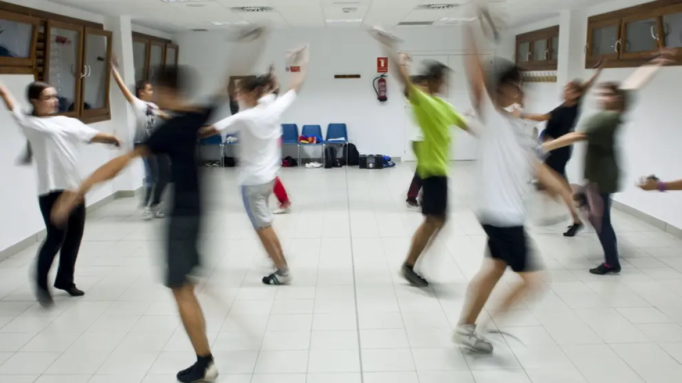 Varios jóvenes toman clases de jota en un Centro Cívico, en una imagen de archivo