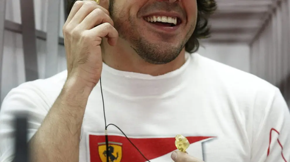 Alonso en el 'box' de Ferrari