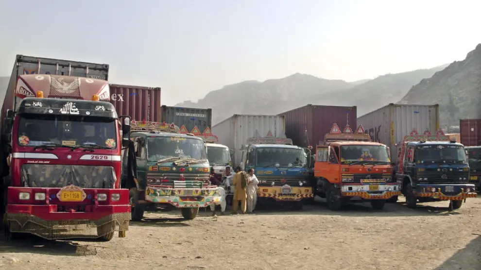 Camiones de la OTAN, detenidos en la frontera de Pakistán