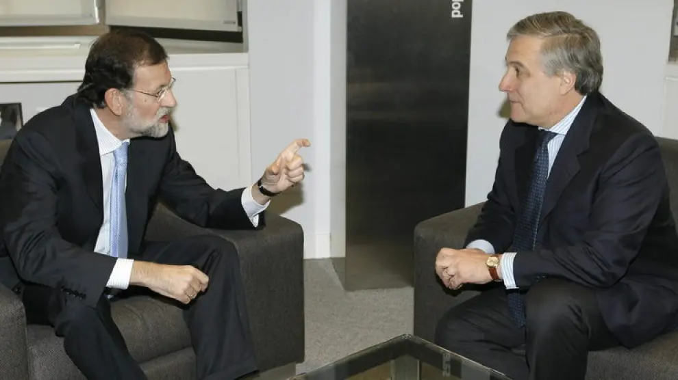El líder del PP, Mariano Rajoy (i), conversa con el vicepresidente de la Comisión Europea y comisario de Industria y Emprendimiento, Antonio Tajani
