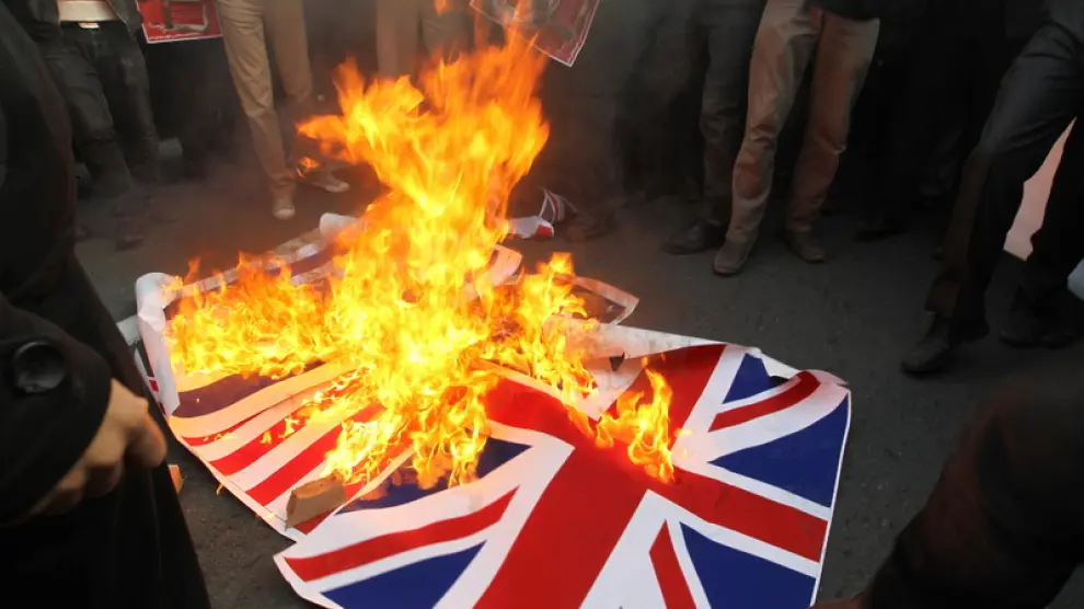 Los manifestantes queman una bandera británica