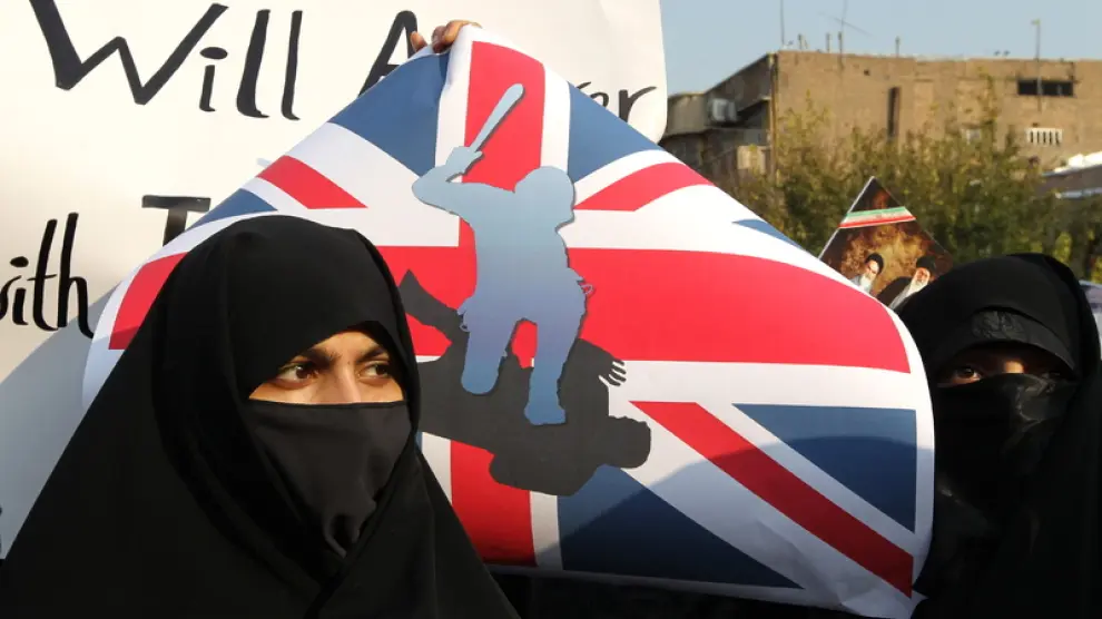 Imagen de las protestas ante la embajada británica en Teherán