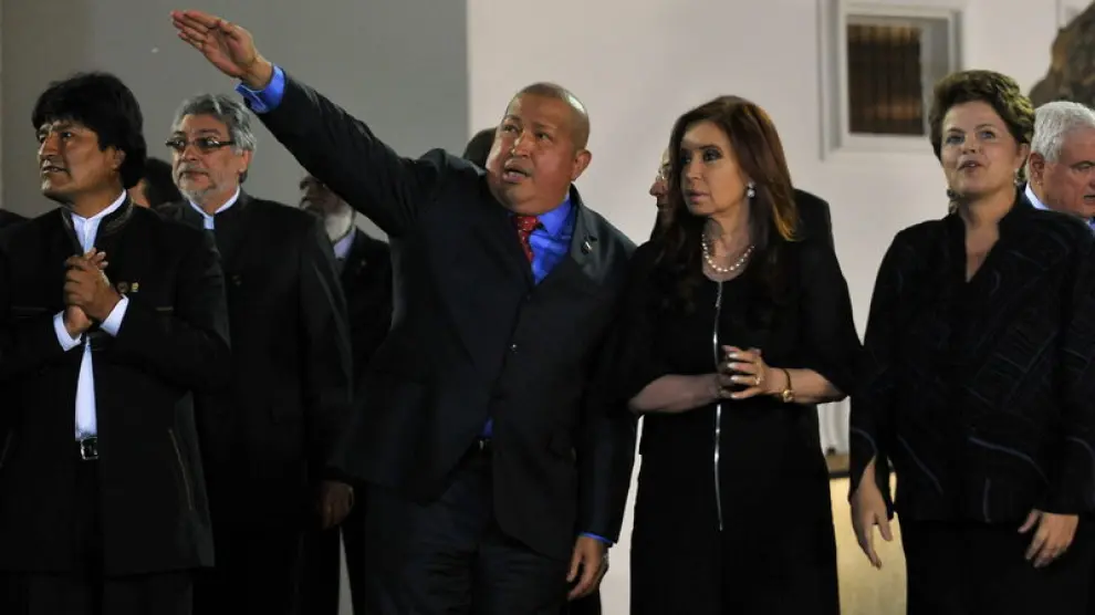 Cristina Fernández junto a Hugo Chávez, en la foto de familia de la cumbre