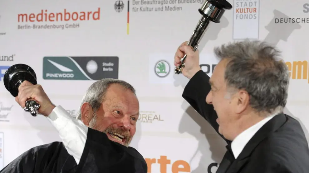 Terry Guilliam y Stephen Fears tras recibir sus galardones en la gala del Cine Europeo
