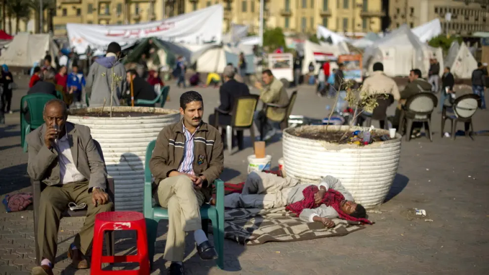 Dos hombres toman te en la plaza Tahrir