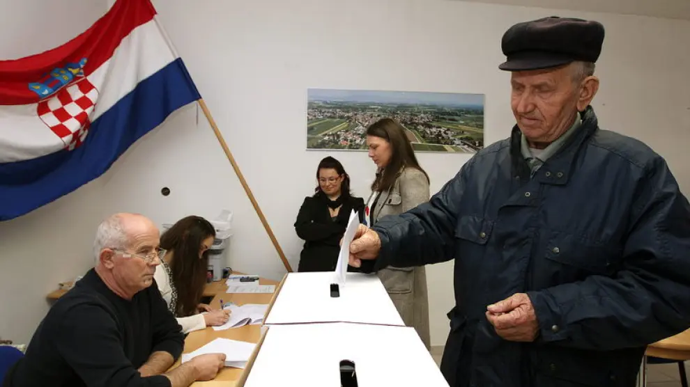 Un hombre vota durante las elecciones parlamentarias que se celebran en su país hoy, domingo 04 de diciembre de 2011, en la aldea de Micevec, en las afueras de Zagreb