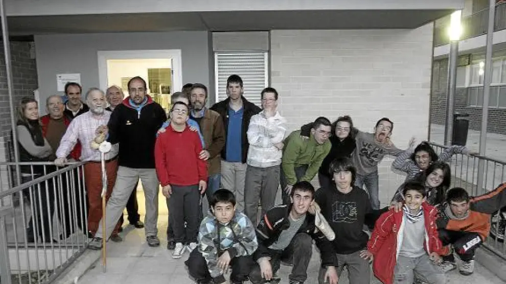 El grupo de la Fundación Crisálida y de la Asociación Down de Huesca ayer en el albergue local.