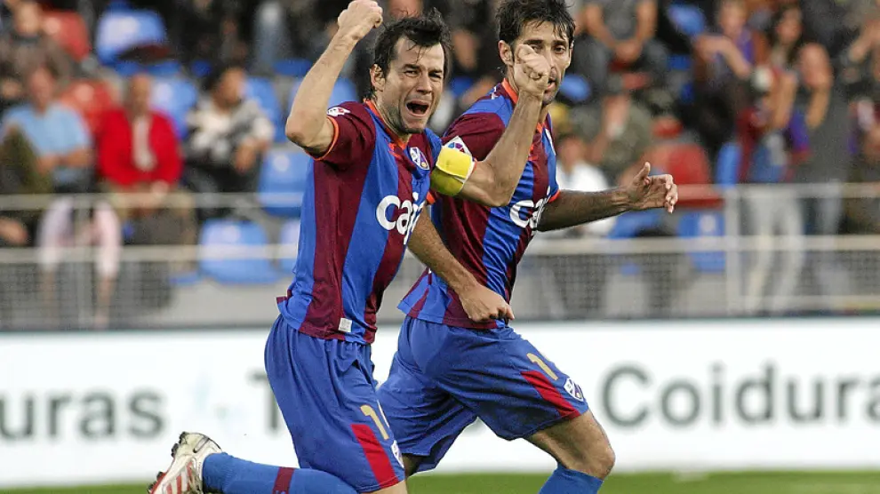 Camacho, que en la imagen celebra su gol al Valladolid, regresará tras cumplir su sanción. Faltará por el mismo motivo Corona