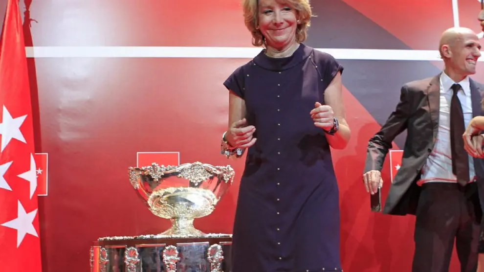 La presidenta de la Comunidad de Madrid, Esperanza Aguirre, posa junto al Trofeo de la Copa Davis