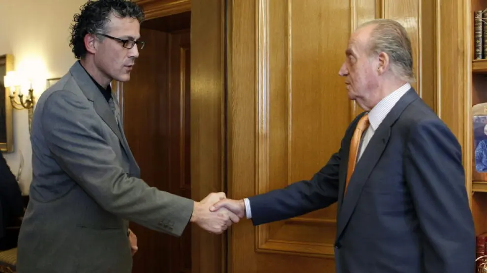 El Rey Juan Carlos saluda al diputado de Amaiur Xabier Mikel Errekondo Saltsamendi