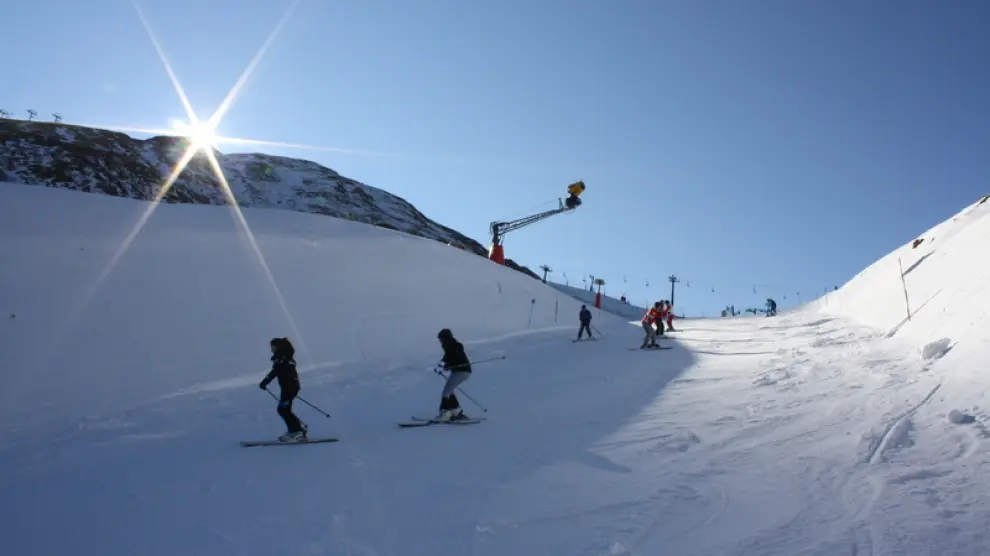 Las pistas de esquí comienzan a animarse, pero las reservas hoteleras están solo al 50%