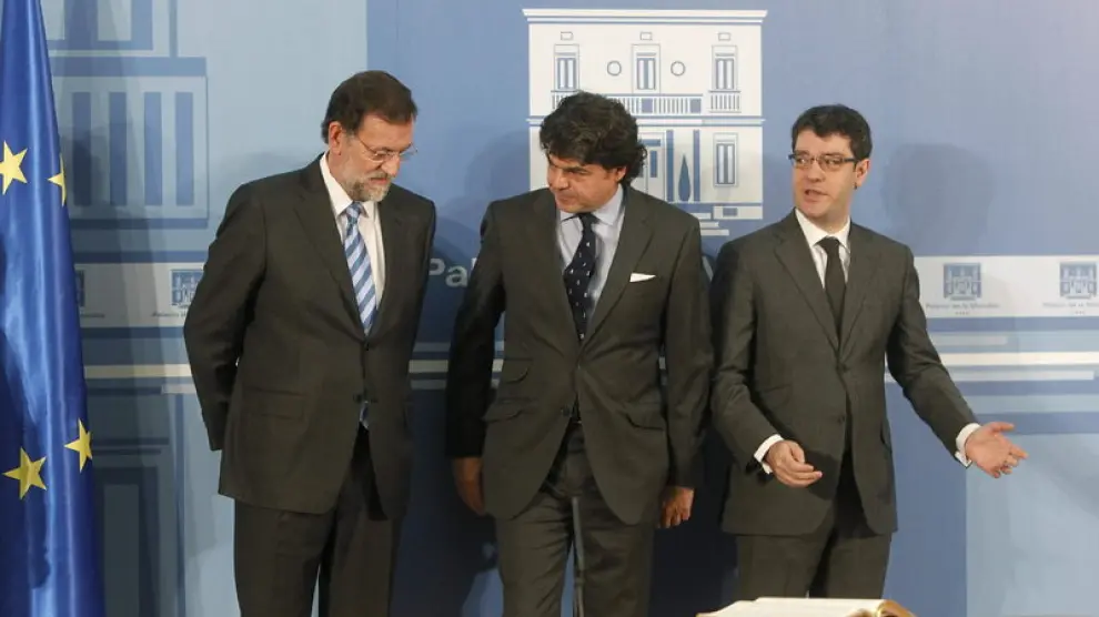 El presidente del Ejecutivo, Mariano Rajoy (i), junto a su jefe de gabinete, Jorge Moragas (c), y al jefe de la Oficina Económica de Moncloa, Álvaro Nadal,