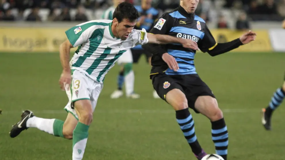 El defensa del Córdoba Juan Rafael Fuentes (i) pelea un balón con el delantero del RCD Espanyol Álvaro Vázquez