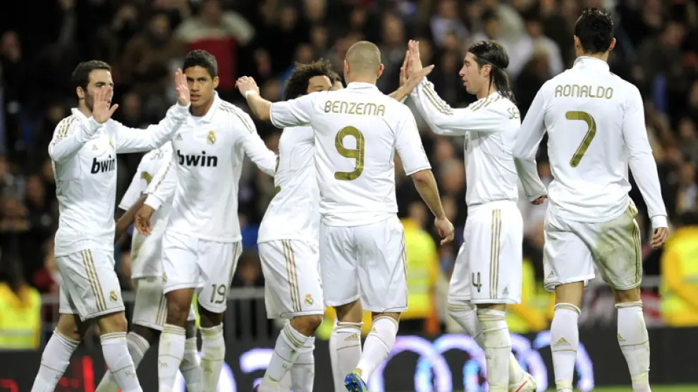 Los jugadores del Madrid celebran uno de los goles del partido