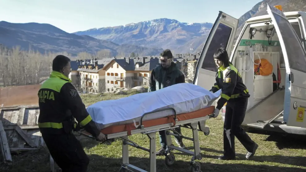 Rescate del montañero fallecido al precipitarse al vacío en el entorno del ibón de Coronas