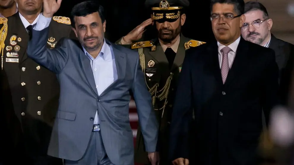 El presidente de Irán, Mahmud Ahmadineyad, saluda junto al vicepresidente de Venezuela