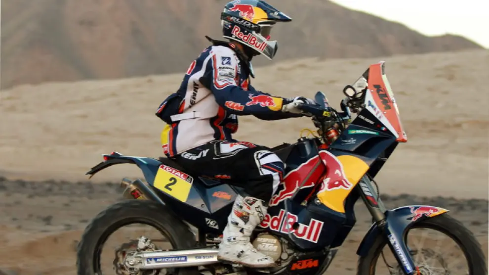 El francés Cyril Despres conduce su moto durante la novena etapa del Dakar