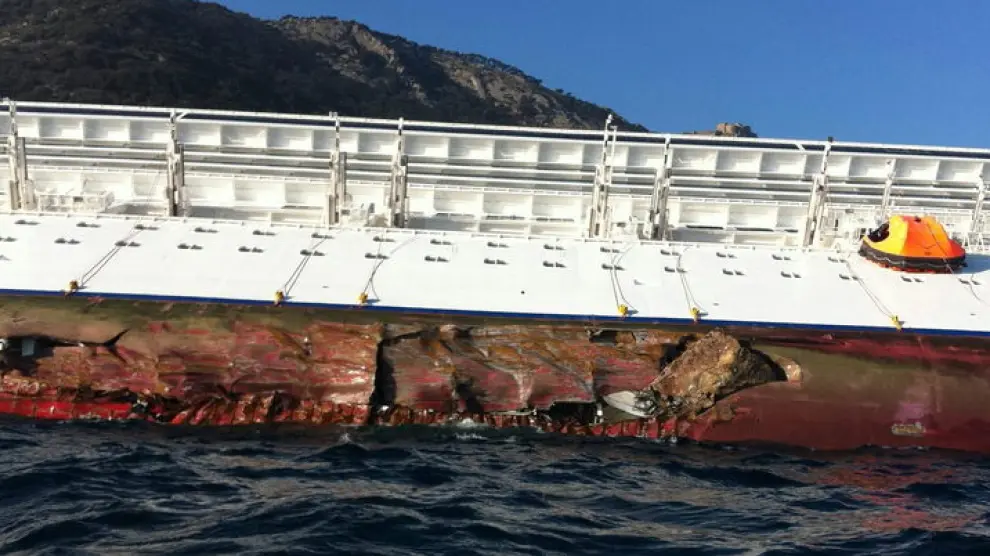 Vista de los daños registrados en el casco del crucero Costa Concordia