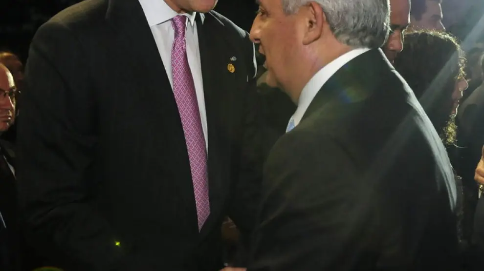 El príncipe Felipe saluda a Pérez Molina