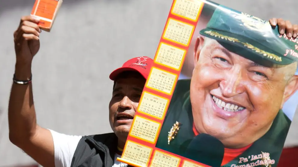 Un hombre con una imagen de Chávez, en Venezuela