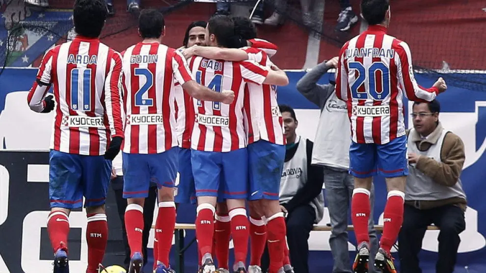 Los judaores del Atlético de Madrid celebran su primer gol