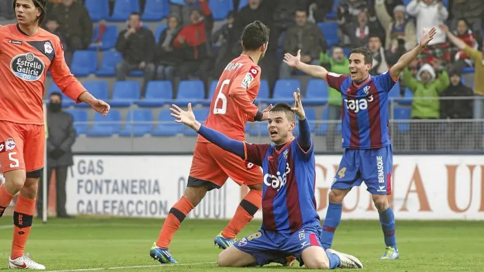 Vázquez y Jokin protestan de forma ostentosa la no concesión de un penalti al Huesca frente al Dépor, después de un chut del primero.