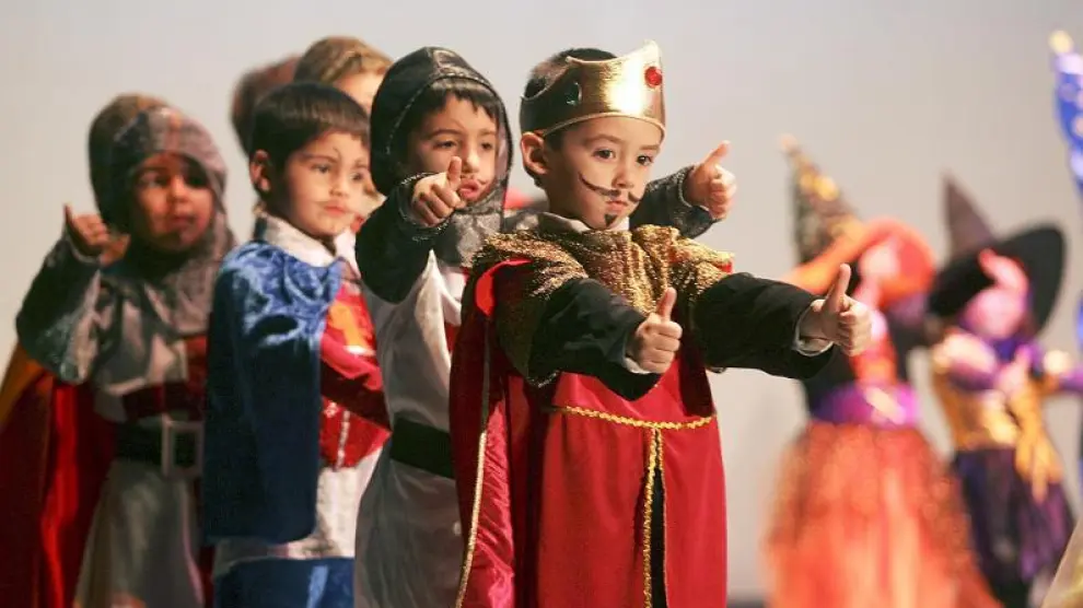 Los niños bailaron ayer en el teatro Salesiano en el primer día de la muestra infantil Teyci Bosco.