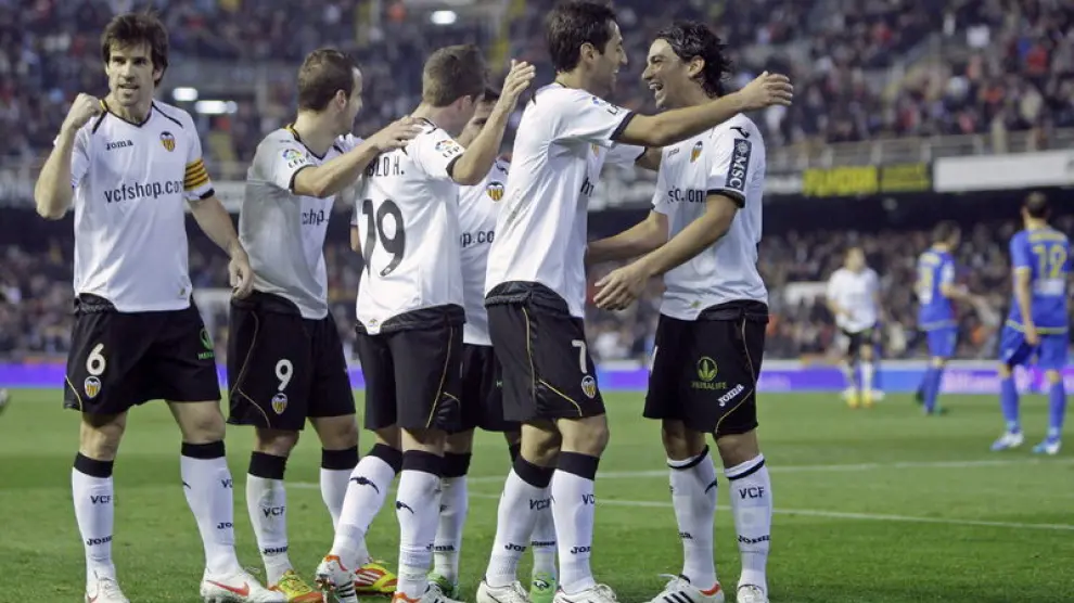 Los jugadores del Valencia celebran el tanto marcado.