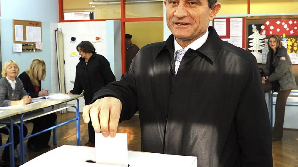 El presidente del Parlamento croata, Boris Sprem, vota en un colegio electoral de Zagreb.